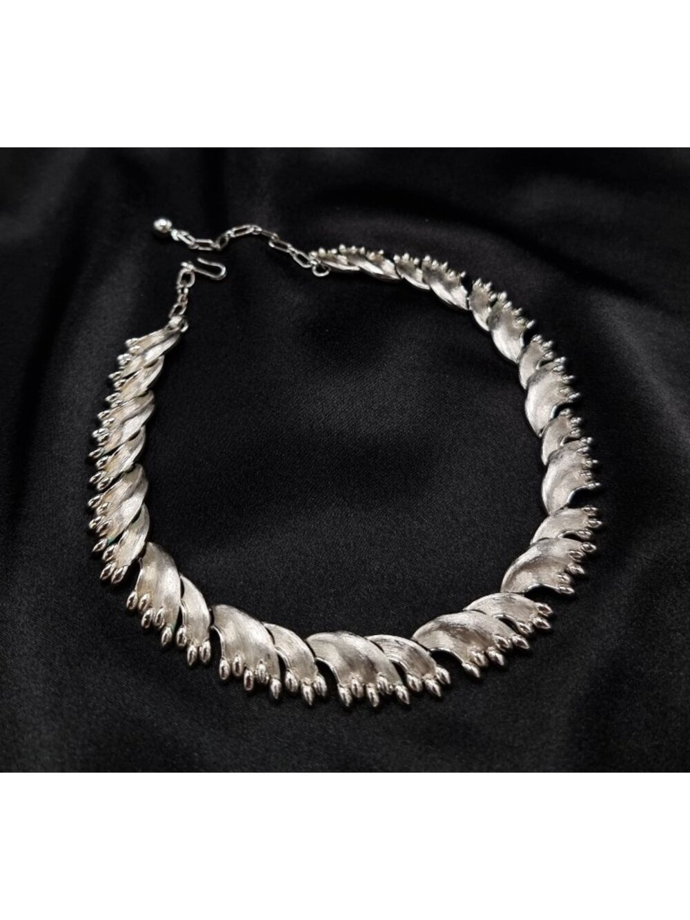 Vintage 1960's TRIFARI Signed Silver-Tone Leaf Necklace